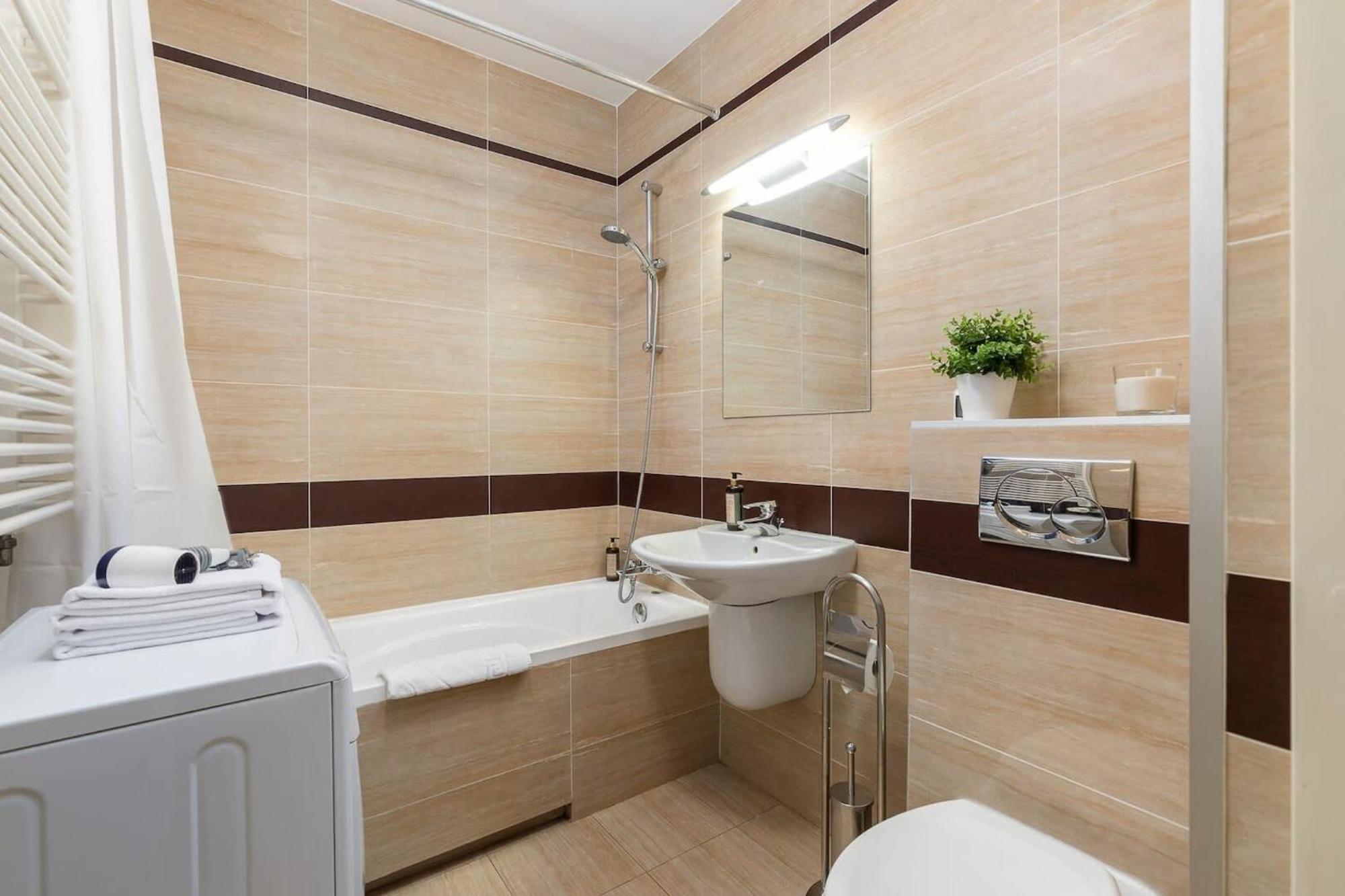Elektoralna 12A - Colorful Apartment With Balcony By Noclegi Renters Warsawa Bagian luar foto