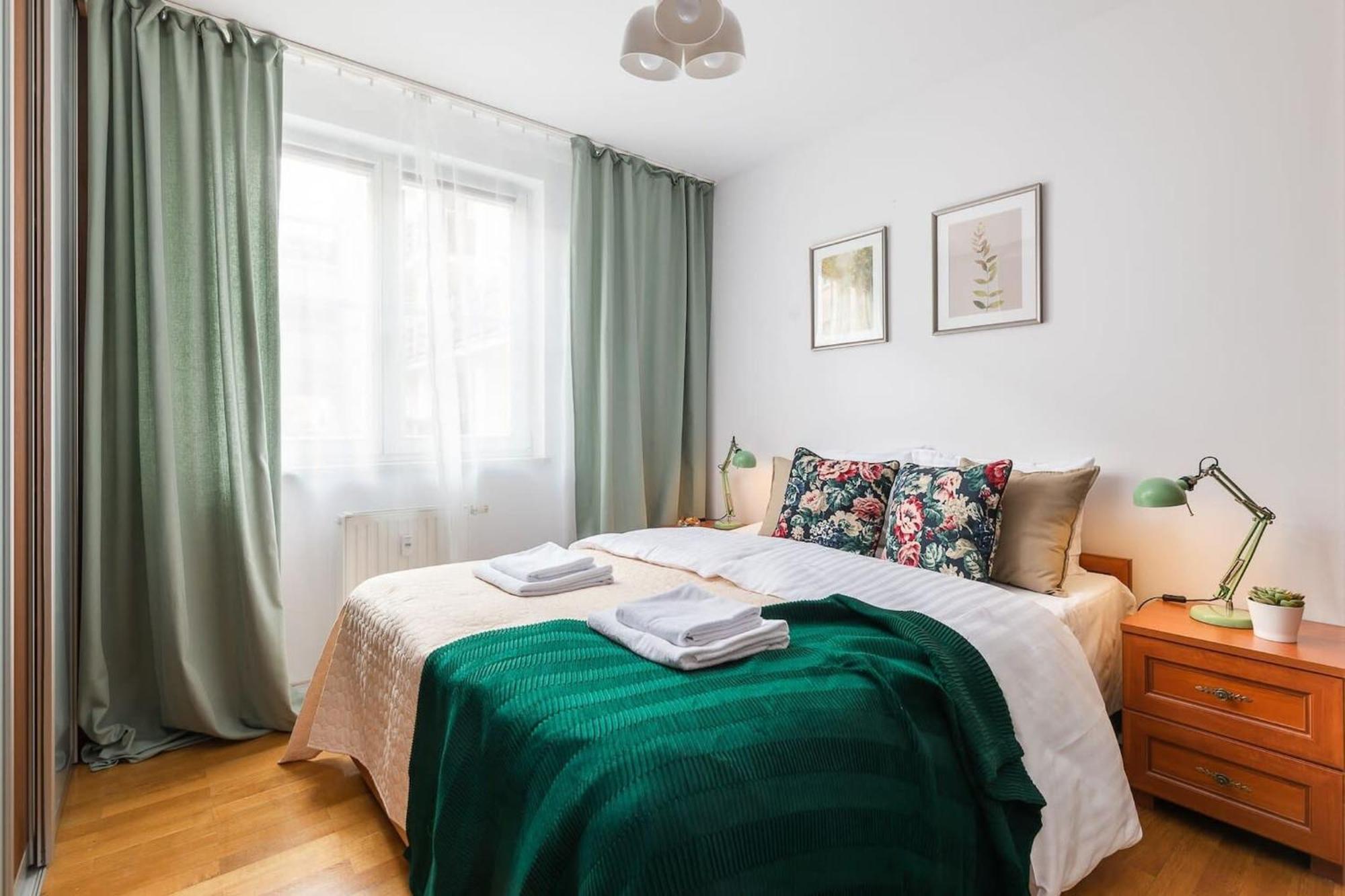 Elektoralna 12A - Colorful Apartment With Balcony By Noclegi Renters Warsawa Bagian luar foto